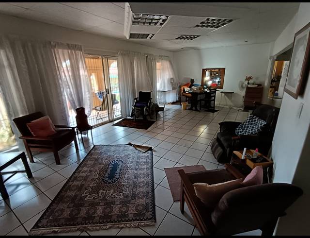 4 BEDROOM HOUSE FOR SALE IN PROTEA PARK